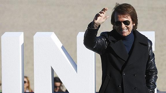 El cantante Raphael posa hoy en la playa de San Sebastián. 