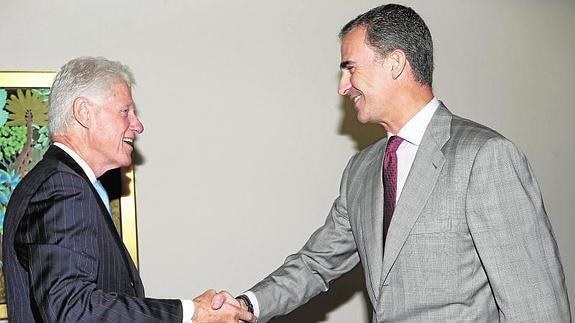 Don Felipe saluda al expresidente estadounidense Bill Clinton.