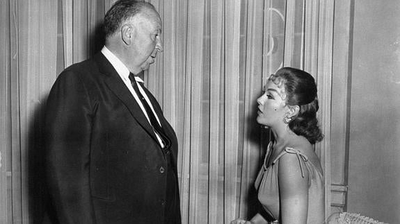 Alfred Hitchcock conversa con Kim Novak durante un descanso del rodaje de 'Vértigo (De entre los muertos)'. 