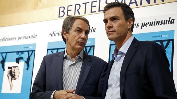 El secretario general del PSOE, Pedro Sánchez (d), y el expresidente del Gobierno José Luis Rodríguez Zapatero (i).