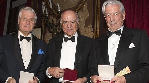 El duque de Alba, Francisco González y Mario Vargas Llosa.