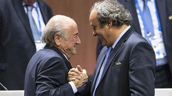 Joseph Blatter (i) y Michel Platini (d). 