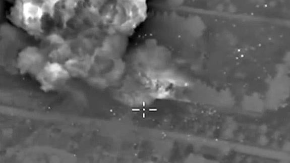Fotograma sacado de un vídeo que muestra un bombardeo de la aviación rusa contra unas supuestas instalaciones del Estado Islámico.