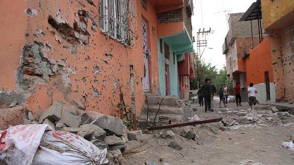 Edificios dañados tras una operación del Ejército turco contra el PKK en Diyarbakir.
