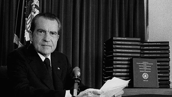 Richard Nixon posa junto al sumario del caso Watergate.