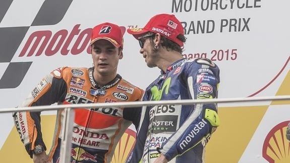 Pedrosa y Rossi charlan en el podio. 