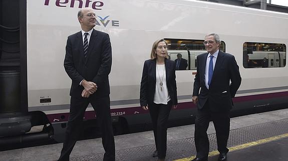 Ana Pastor, y los presidentes de Telefónica, César Alierta, y de Renfe, Pablo Vázquez. 