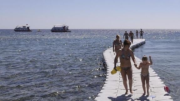 Turistas en el balneario del Mar Rojo, en Sharm el Sheij.