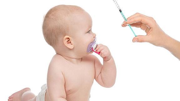 En cada visita, los padres deben revisar con el médico el estado vacunal del niño. 