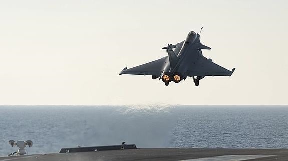 Un avión militar francés despega desde el portaaviones Charles de Gaulle. 