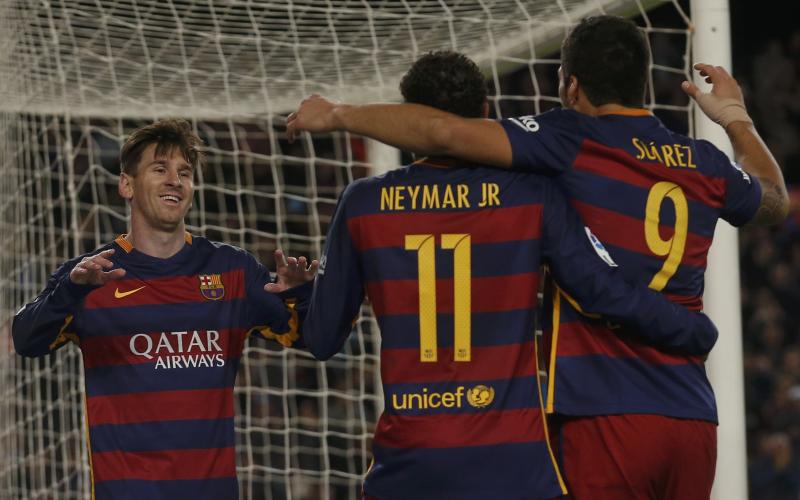 Messi (i), Neymar y Suárez, celebran uno de los goles. 