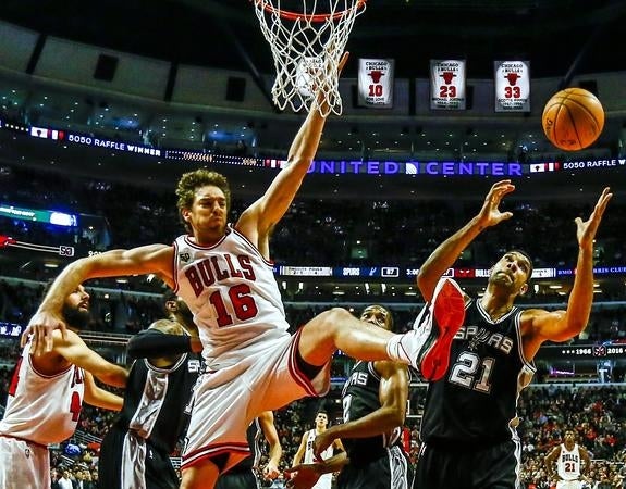 Pau Gasol pierde un rebote con Tim Duncan. 