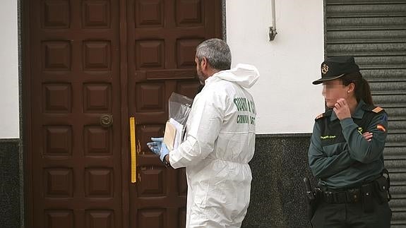 Miembros de la Guardia Civil a la entrada de la vivienda de Montalbán donde un un hombre se ha atrincherado.