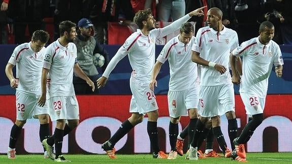 El equipo sevillista celebra el gol de la victoria. 