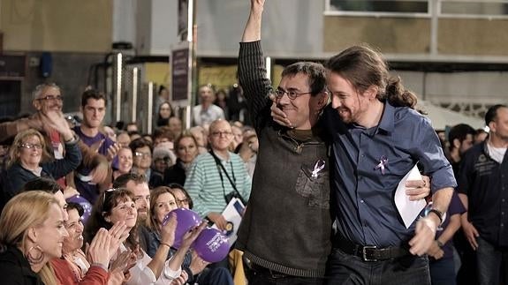 Pablo Iglesias (d), abraza a su compañero de partido, Juan Carlos Monedero.