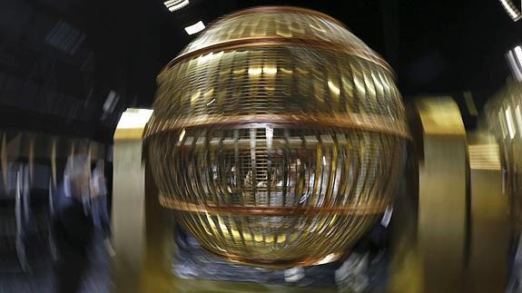 Los bombos que repartirán suerte este año ya están en el Teatro Real.