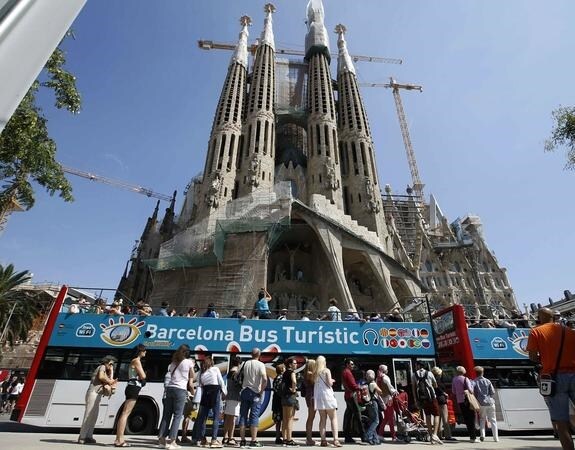 Turistas junto a la Sagrada Familia, en Barcelona. 