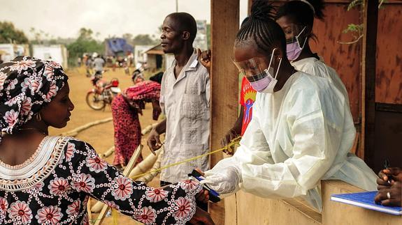 Control médico para la detección de ébola en Liberia.