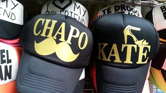 Gorras alusivas al narcotraficante Joaquín "el Chapo" Guzmán y la actriz Kate del Castillo.