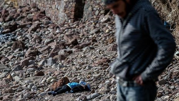 El cadáver de un niño tendido en la playa.