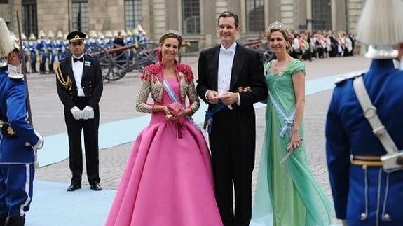 En junio de 2010, la infanta Cristina, que aparece en la imagen con su marido y la infanta Elena, asistió a la boda de la princesa Victoria de Suecia.