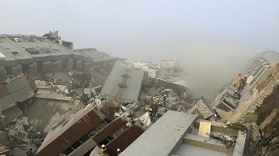 Los equipos de rescate buscan entre los escombros tras el terremoto en Taiwán.
