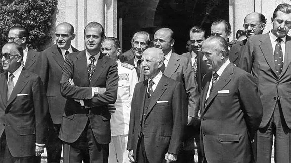El rey Juan Carlos, Francisco Franco y Carlos Arias Navarro posan en El Pardo con los miembros del Consejo de Ministros.
