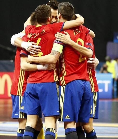 Los españoles celebran un gol. 