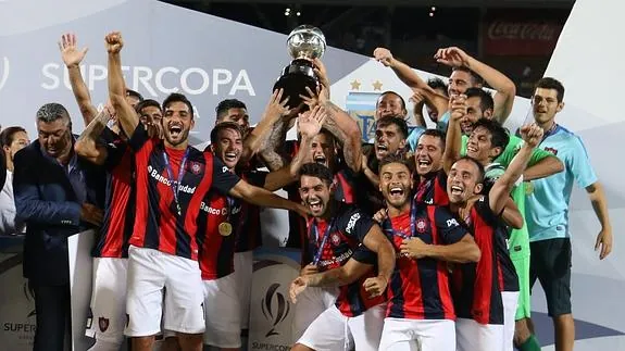 Los jugadores de San Lorenzo celeban el título. 