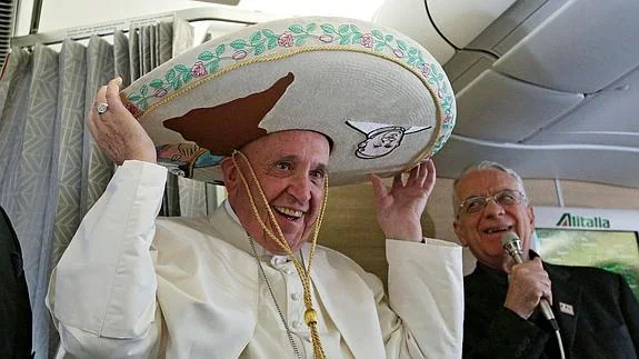 El Papa, en el avión que le lleva a México.