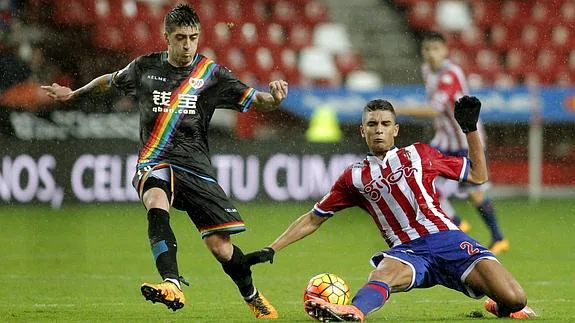 Pablo Hernández y Rachid pelean por el balón. 