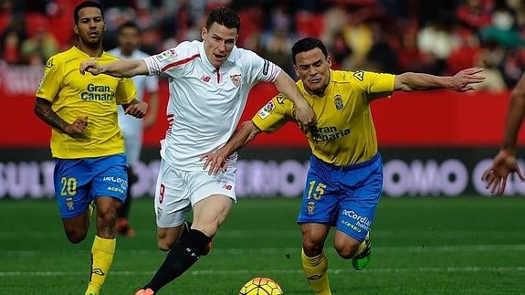 Kevin Gameiro (c), ante la UD Las Palmas. 