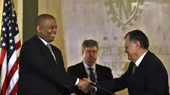 Anthony Foxx y Adel Izquierdo, responsables de Transportes de EE UU y Cuba, sellan el acuerdo.