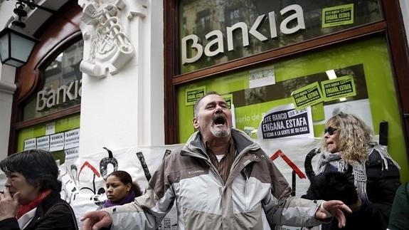 Protestas frente a una oficina de Bankia. 