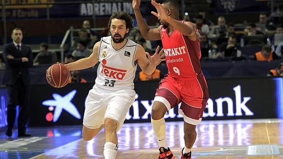 Llull (i) protege el balón ante Tabu. 