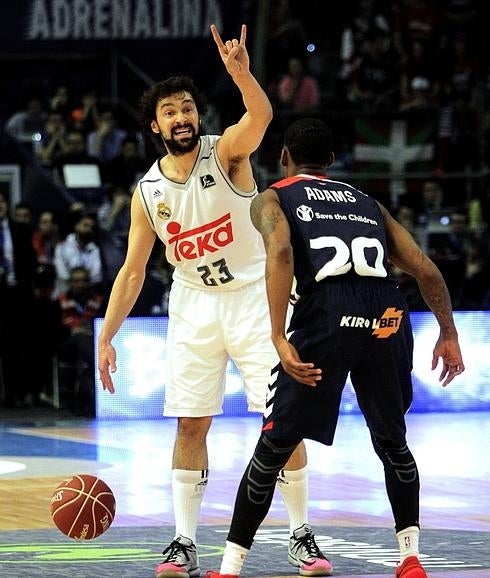 Sergio Llull (i) controla un balón. 