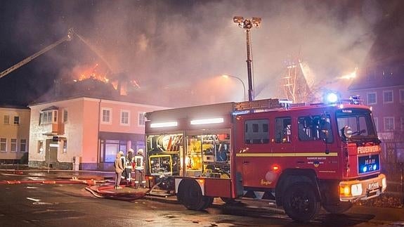 Los bomberos intentan extinguir el fuego.