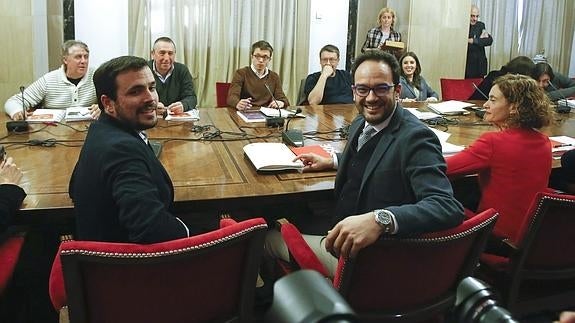 Garzón (UP) y Hernando (PSOE), en primer plano. Atrás, Baldoví (Compromís) y Errejón (Podemos).