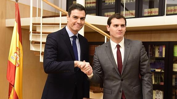 Pedro Sánchez y Albert Rivera, durante una reunión en el Congreso.