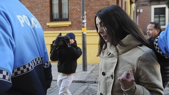 La policía local Raquel Gago, a su llegada a la vista en la Audiencia Provincial de León.