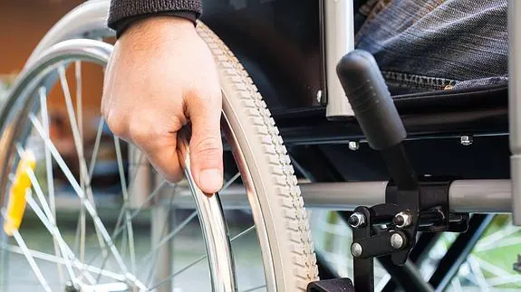 Un parapléjico utiliza su silla de ruedas.