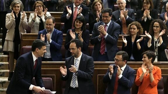 Pedro Sánchez recibe el aplauso de la bancada socialista. 