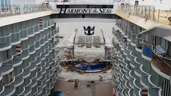 El interior del crucero tecnológico 'Harmony of the Seas', aún en construcción.