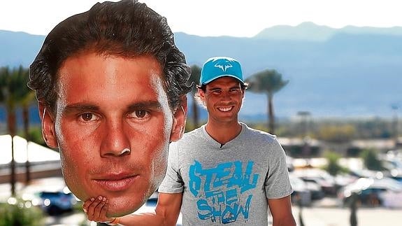 Nadal sostiente una careta gigante con su rostro. 