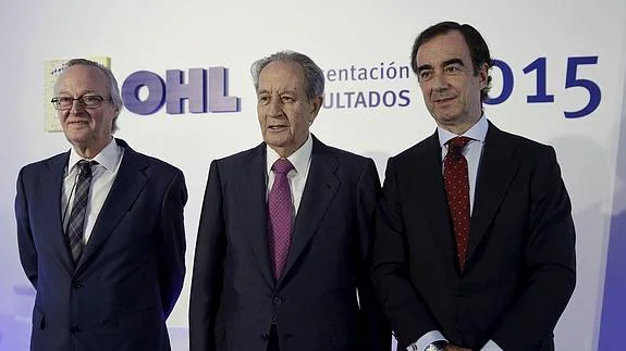 Josep Piqué (i), junto a Juan Miguel Villar Mir (c) y Juan Villar Mir de Fuentes (d).