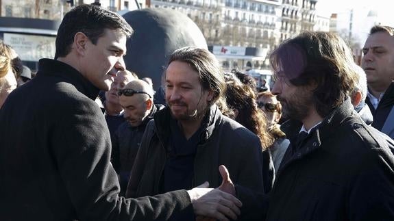 Pablo Sánchez saluda a Rafael Mayoral en presencia de Pablo Iglesias. 