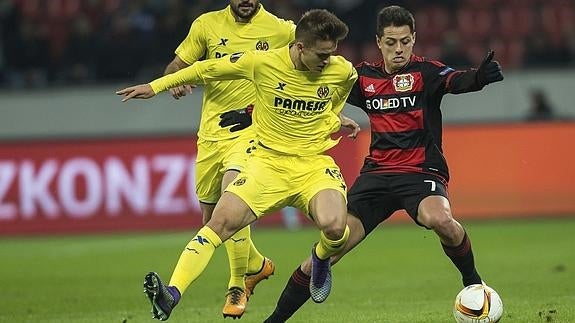 Denis Suarez lucha por el balón. 