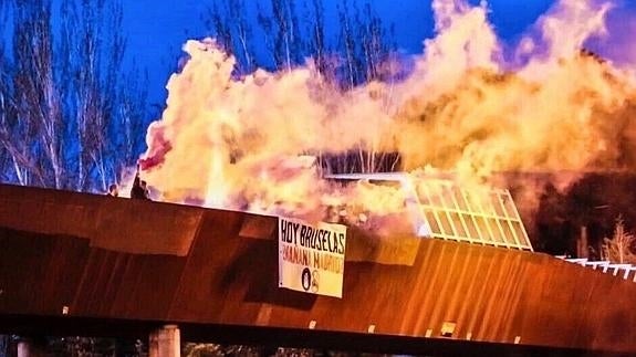 Bengalas contra la mezquita de Madrid tras los atentados de Bruselas