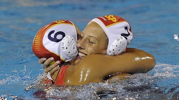 Jennifer Pareja (i) y Marta Bach (d) se abrazan para celebrar la victoria. 