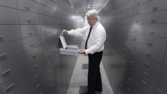 Un empleado abre una caja en la cámara de seguridad de un banco de Viena (Austria). 